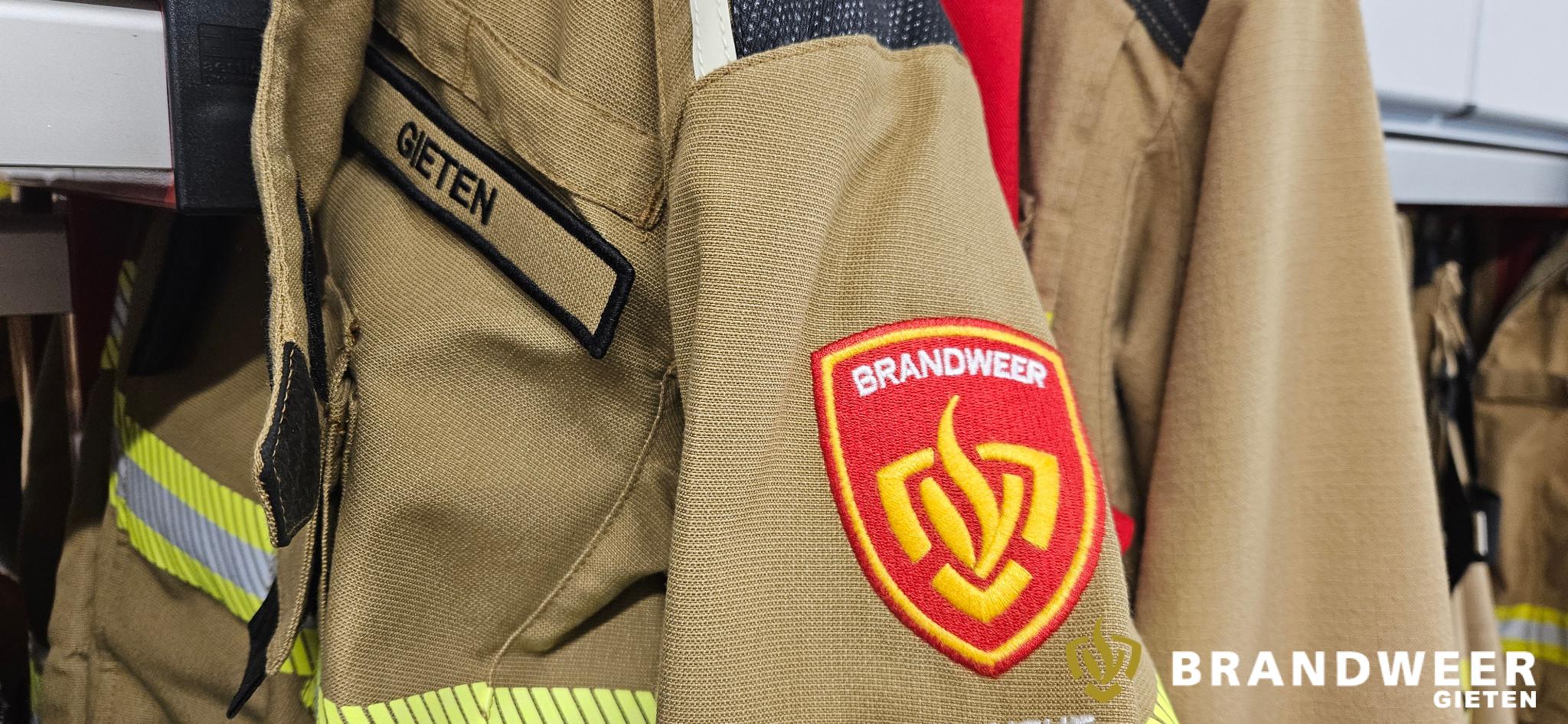 Detail van een brandweerjas met het opschrift Gieten en het brandweerembleem.